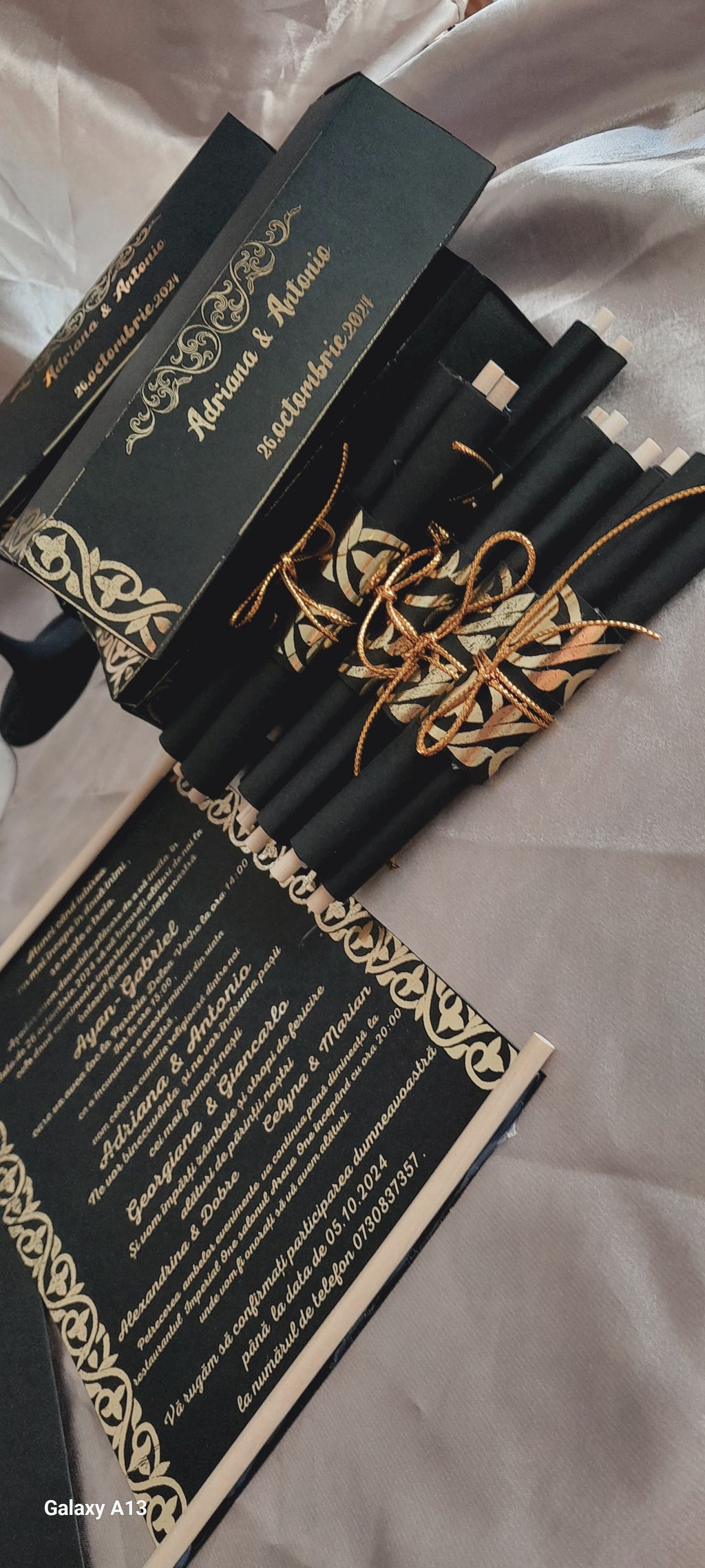 Set complet pentru nuntă în negru și auriu, cu invitații tip pergament