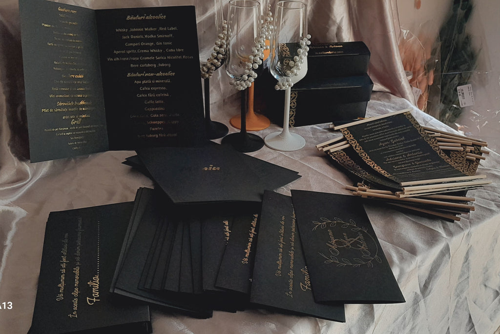Set complet pentru nuntă în negru și auriu, cu invitații tip pergament