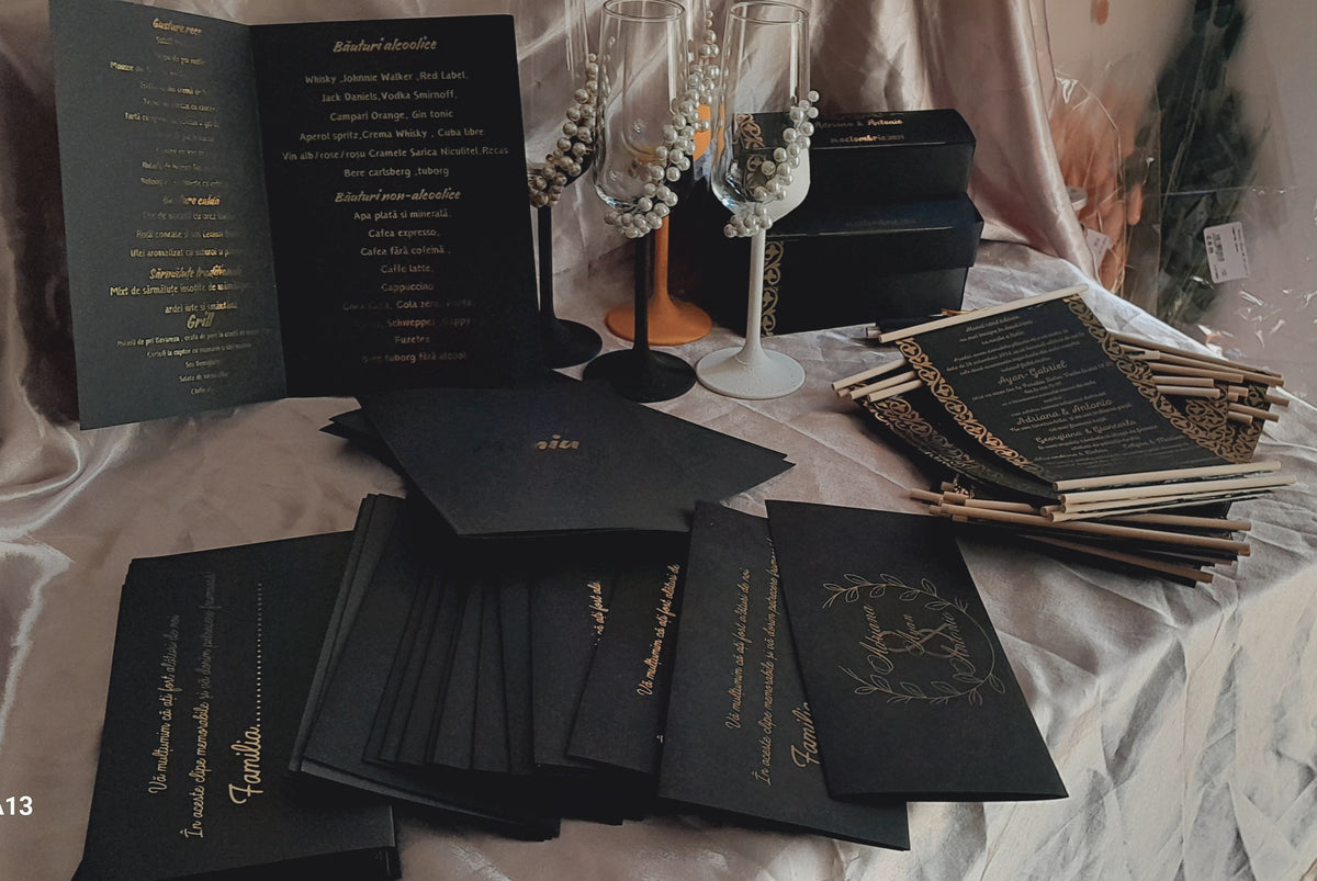 Set complet pentru nuntă în negru și auriu, cu invitații tip pergament
