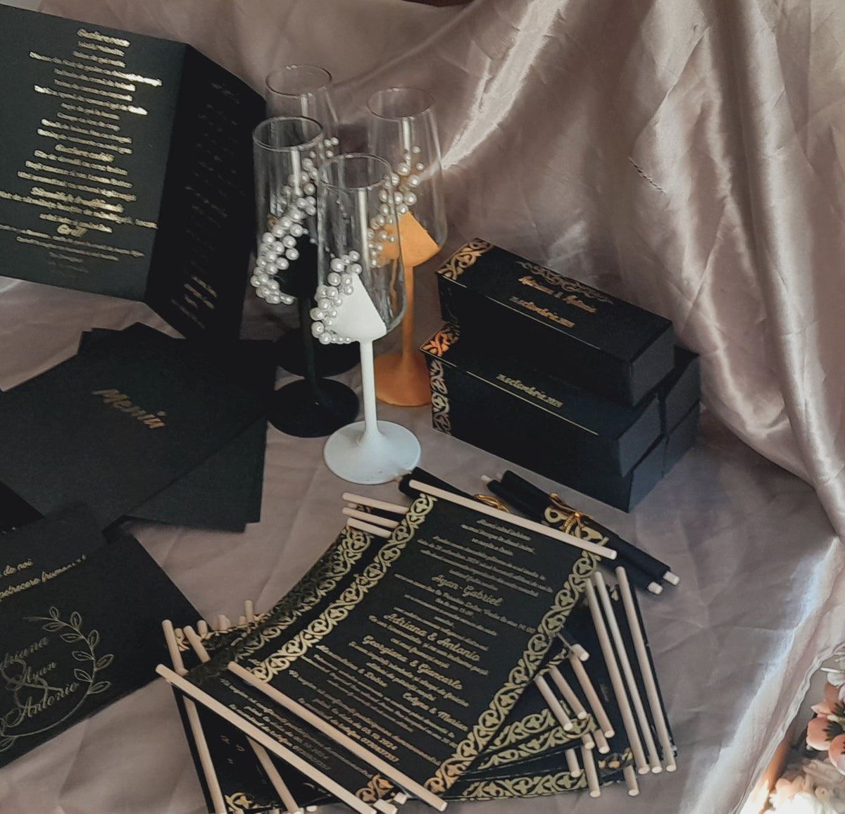Set complet pentru nuntă în negru și auriu, cu invitații tip pergament