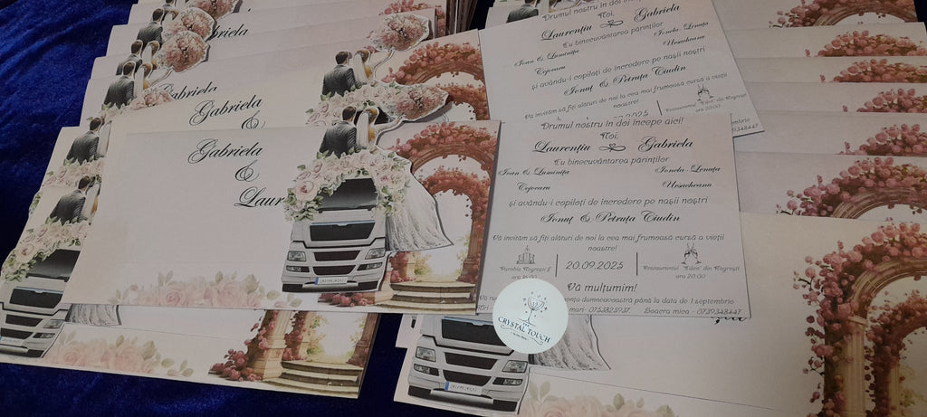 Invitație de nuntă cu camion, miri și arcade florale