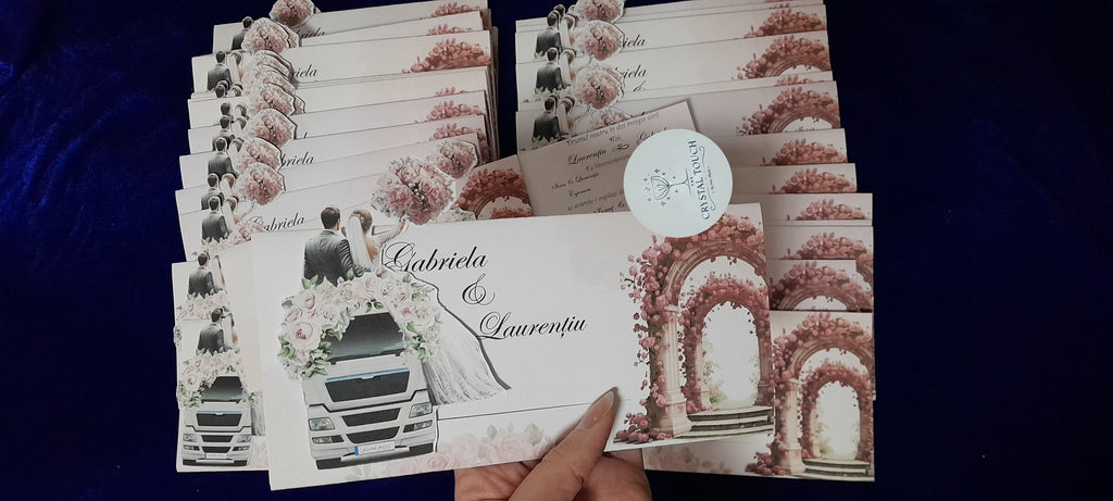 Invitație de nuntă cu camion, miri și arcade florale