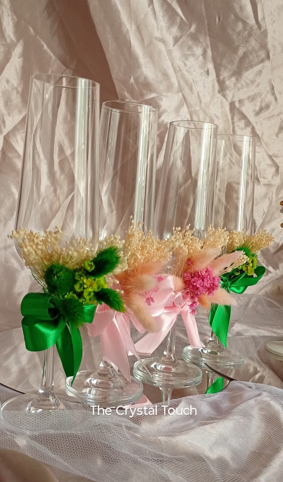 Pahare de nuntă personalizate cu decor floral și funde elegante