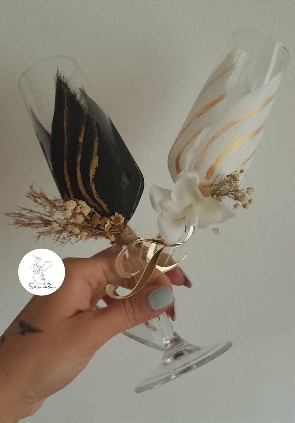 Pahare de nuntă personalizate cu inițiale, decor alb-negru și accente aurii