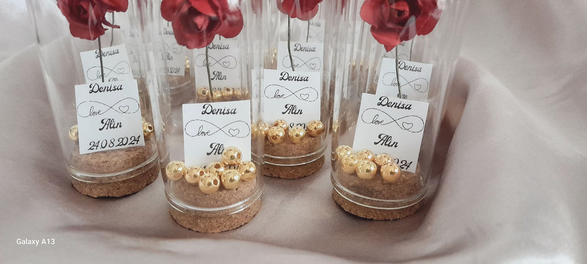 Mărturie de nuntă personalizată cu trandafir roșu sub cupolă