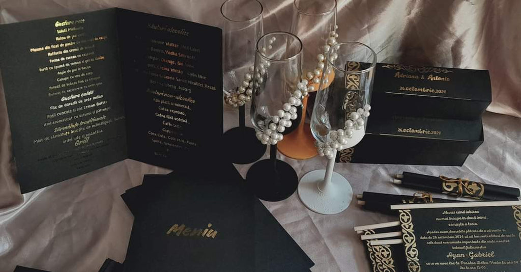 Set complet pentru nuntă în negru și auriu, cu invitații tip pergament
