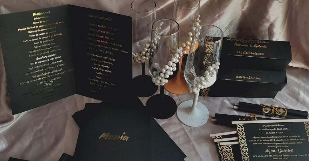Set complet pentru nuntă în negru și auriu, cu invitații tip pergament