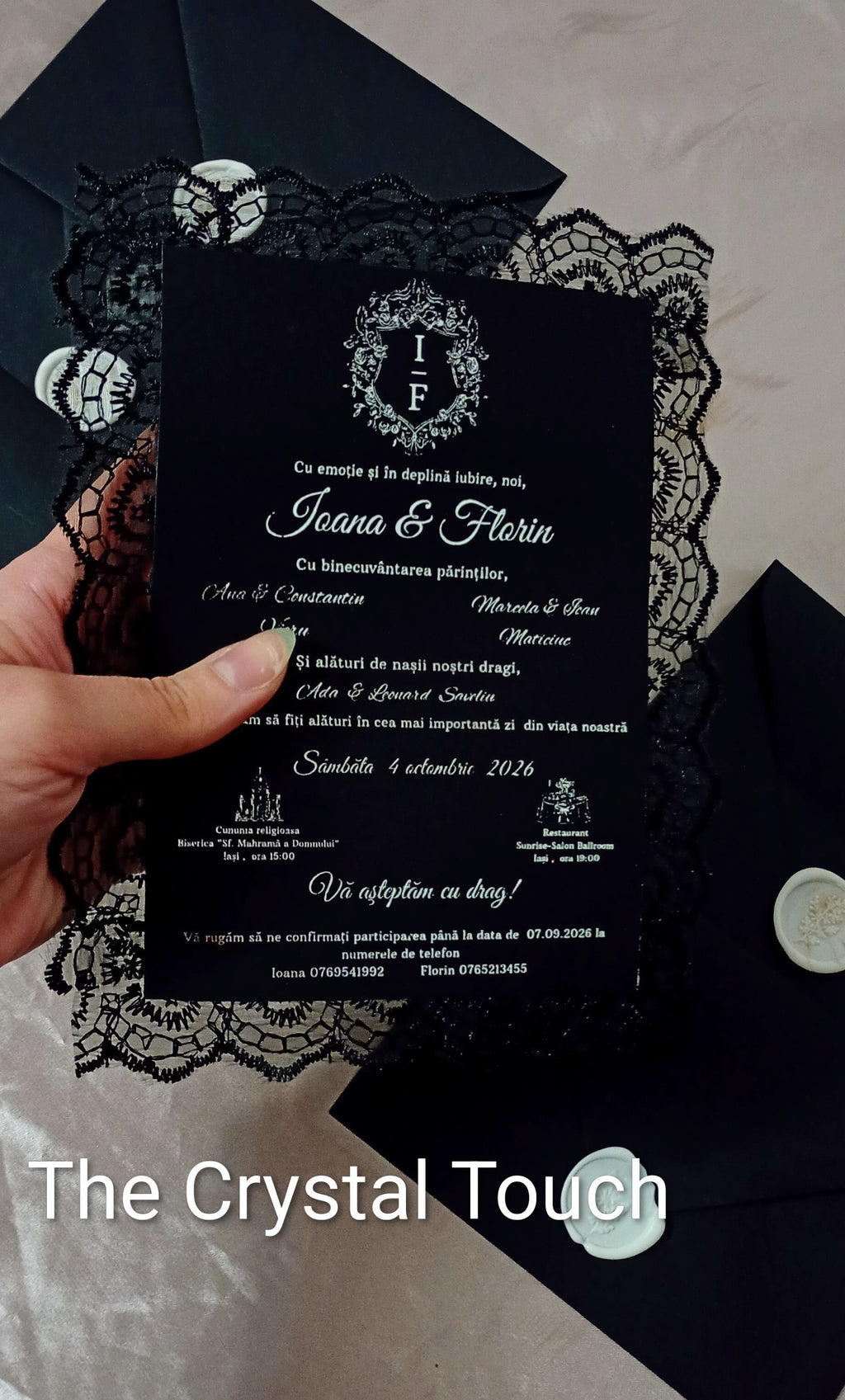 Invitație de nuntă neagră cu dantelă și scris în reflexii argintii