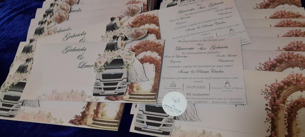 Invitație de nuntă cu camion, miri și arcade florale