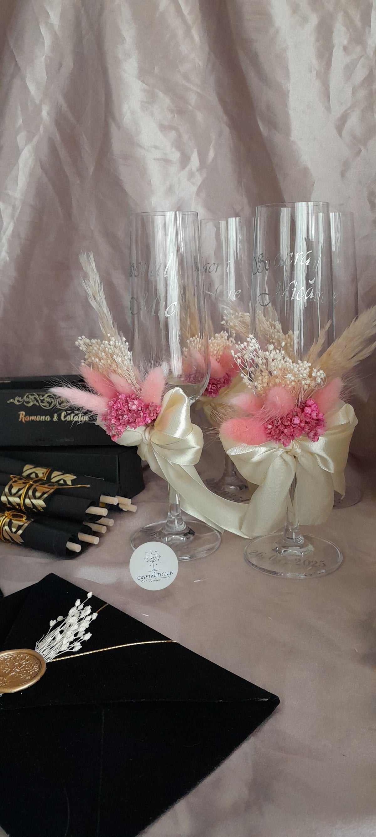 Pahare de nuntă personalizate cu decor floral și funde elegante
