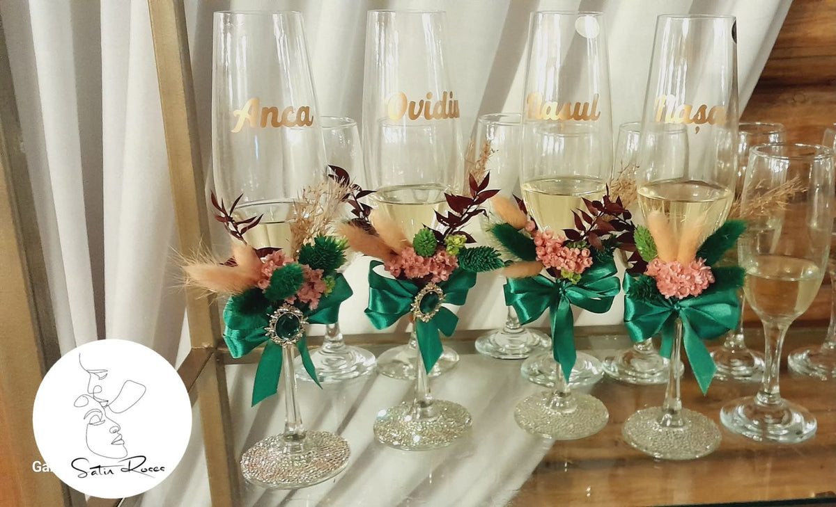 Pahare de nuntă personalizate cu decor floral și funde elegante