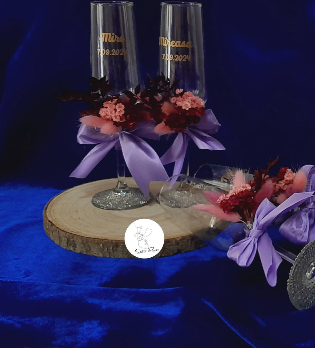Pahare de nuntă personalizate cu decor floral și funde elegante