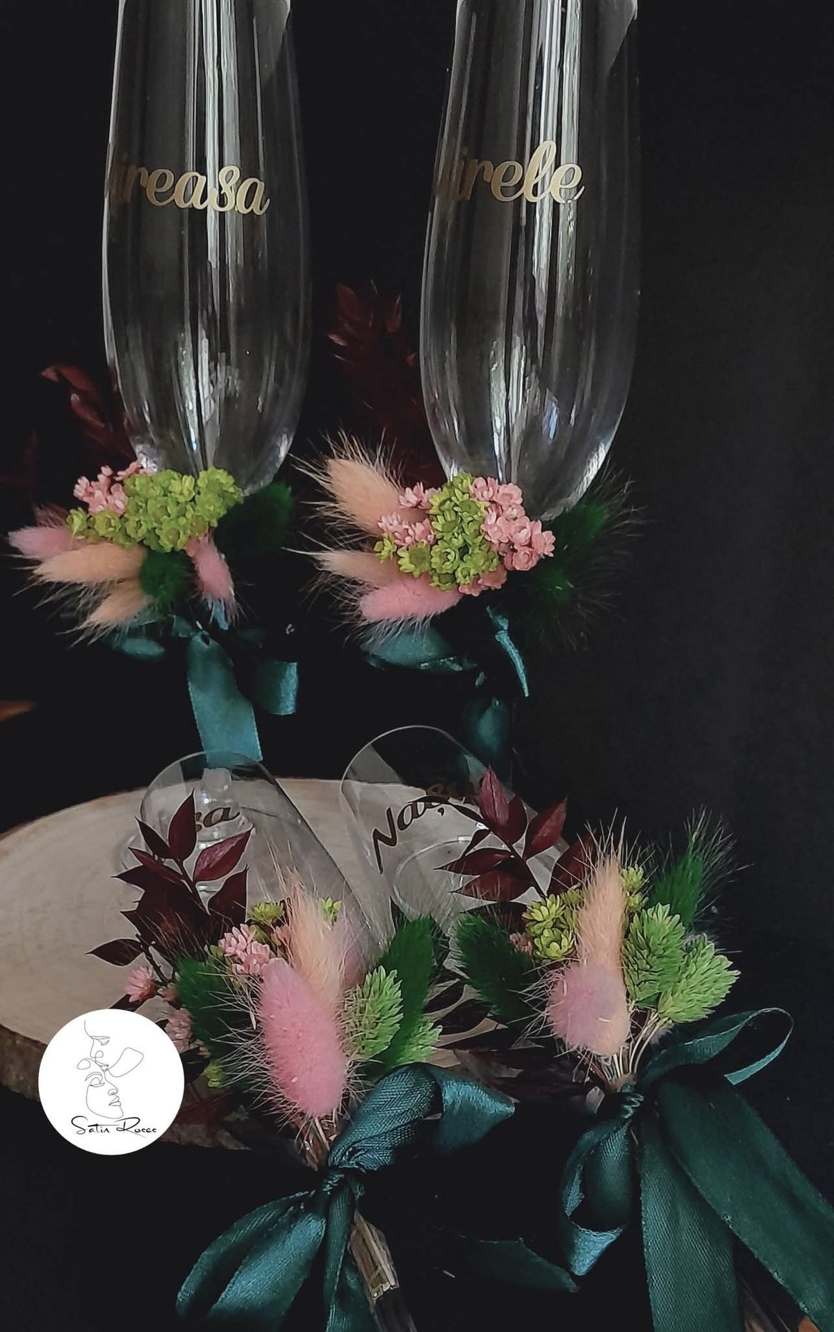 Pahare de nuntă personalizate cu decor floral și funde elegante