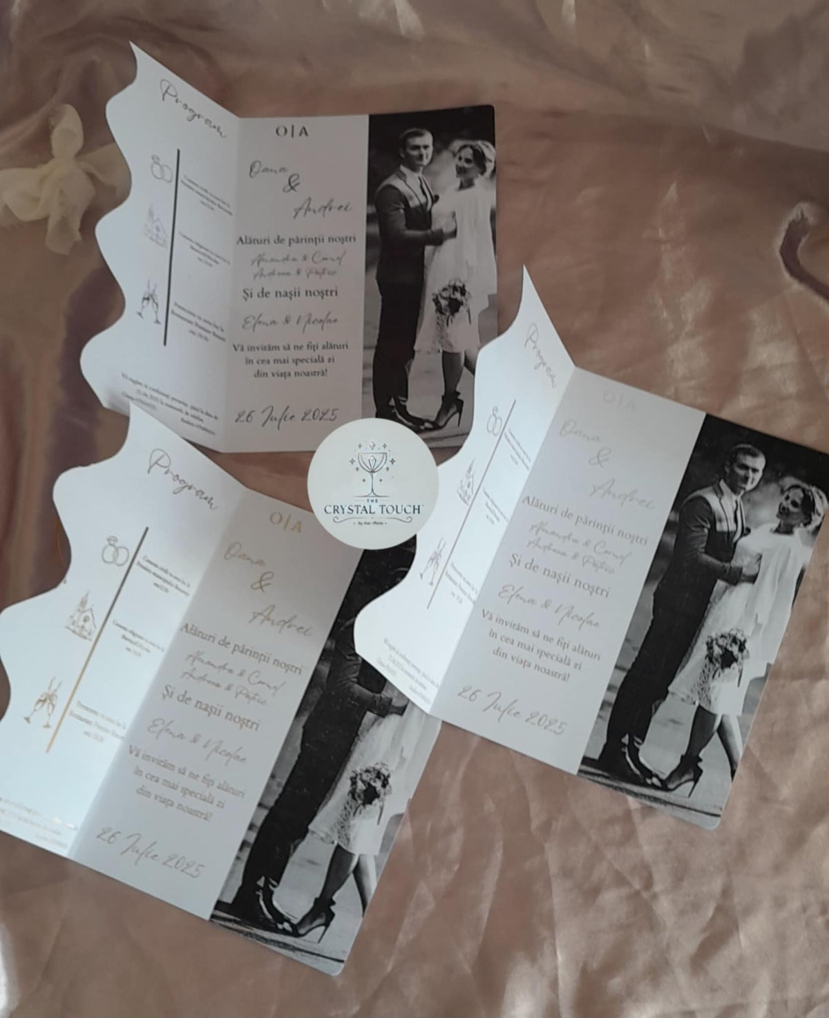 Invitație de nuntă personalizată cu fotografie și decupaj ondulat