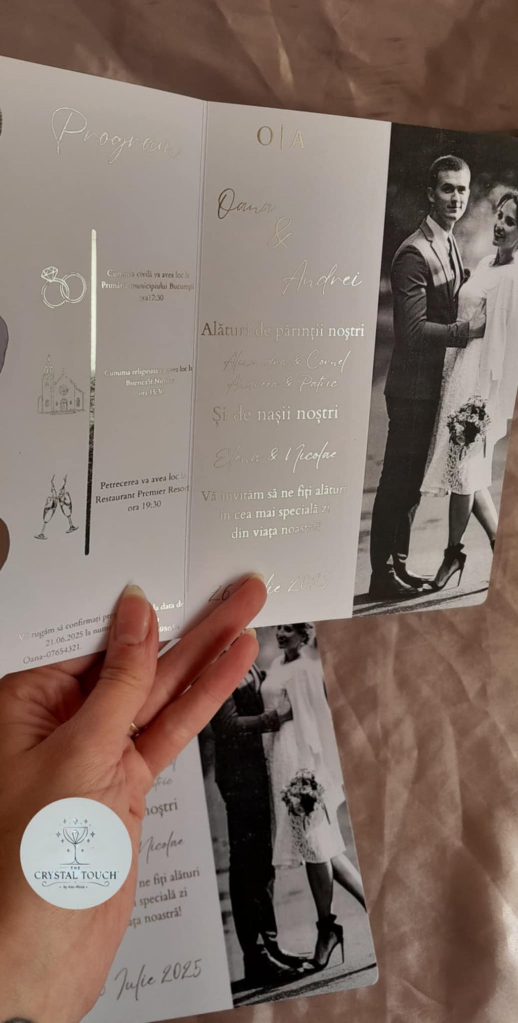 Invitație de nuntă personalizată cu fotografie și decupaj ondulat