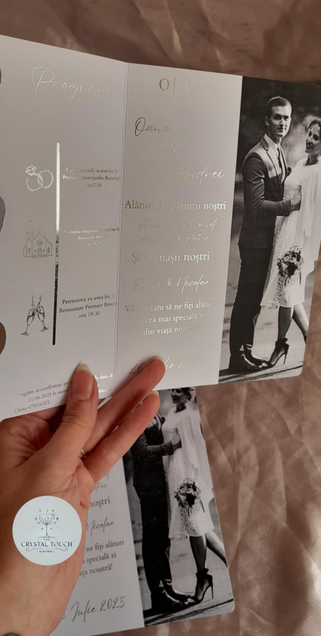 Invitație de nuntă personalizată cu fotografie și decupaj ondulat
