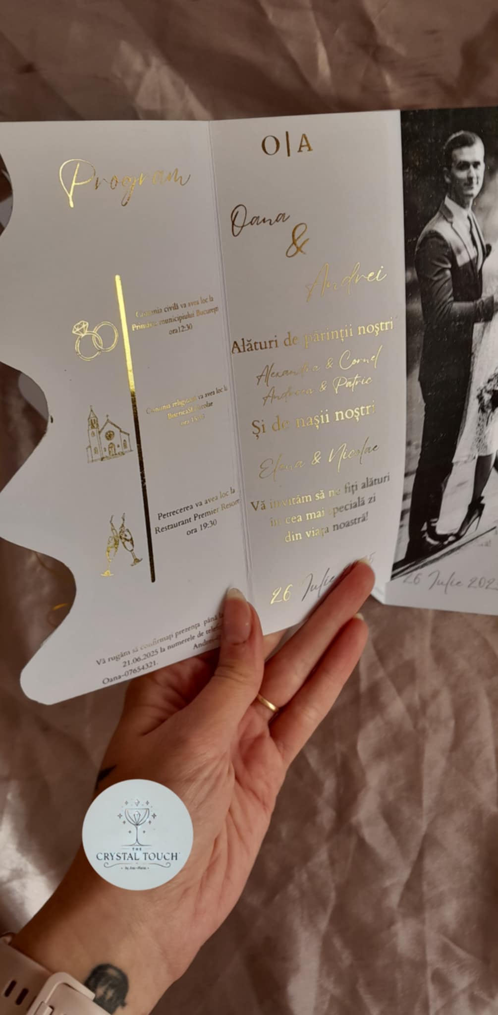 Invitație de nuntă personalizată cu fotografie și decupaj ondulat