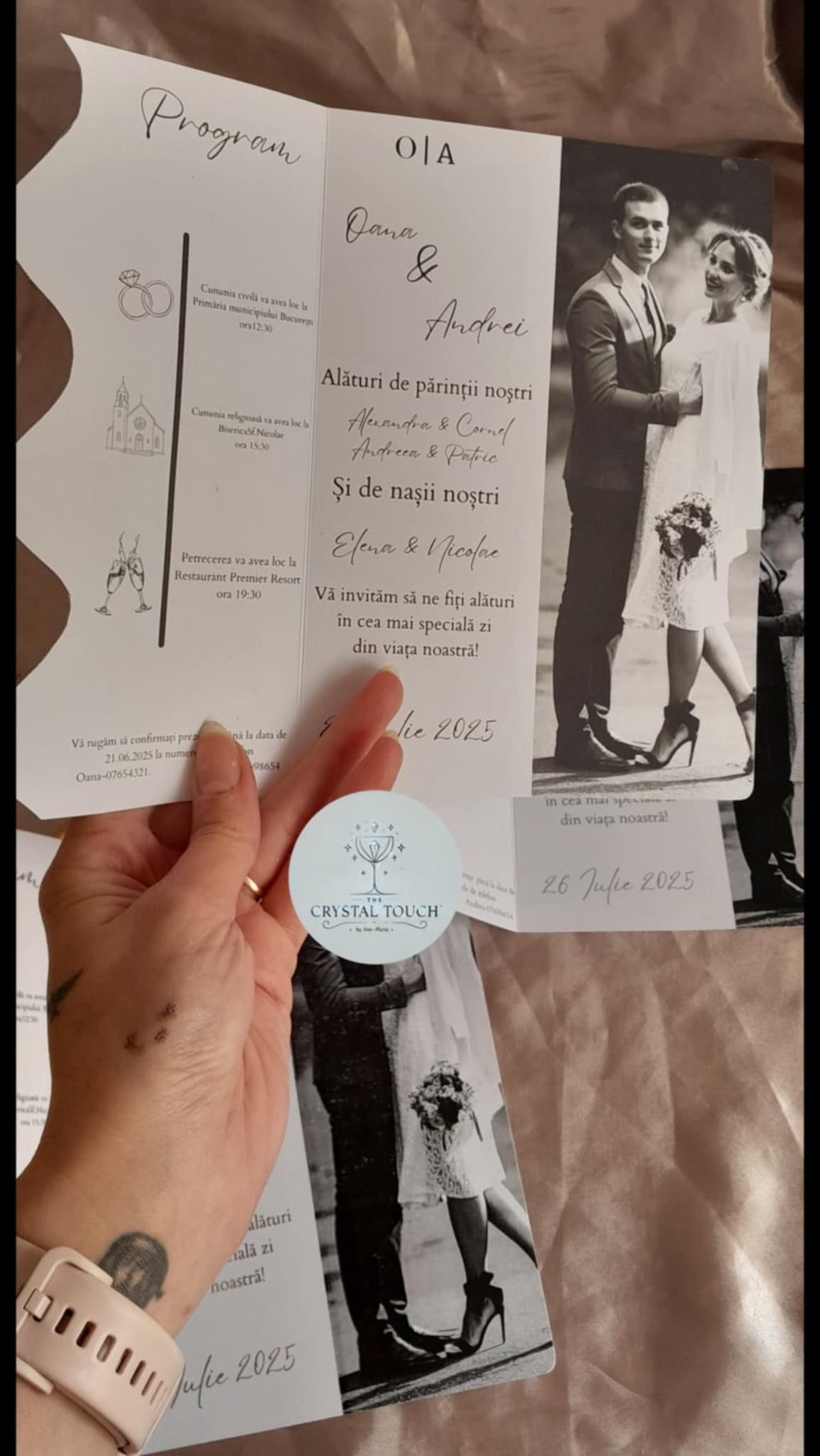 Invitație de nuntă personalizată cu fotografie și decupaj ondulat