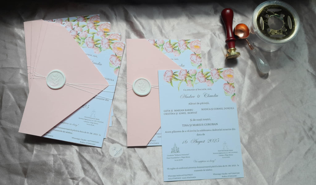 Invitație de nuntă personalizată cu sigiliu și înveliș decorativ