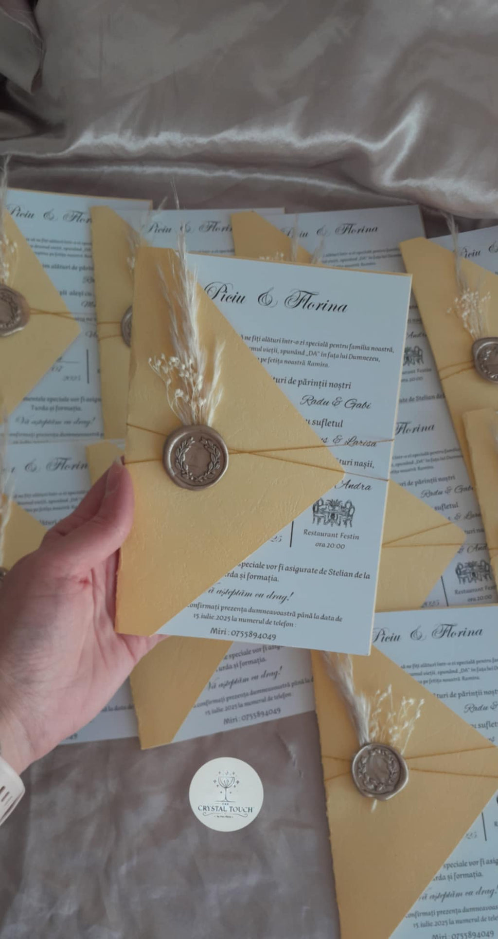 Invitație de nuntă personalizată cu sigiliu și înveliș decorativ