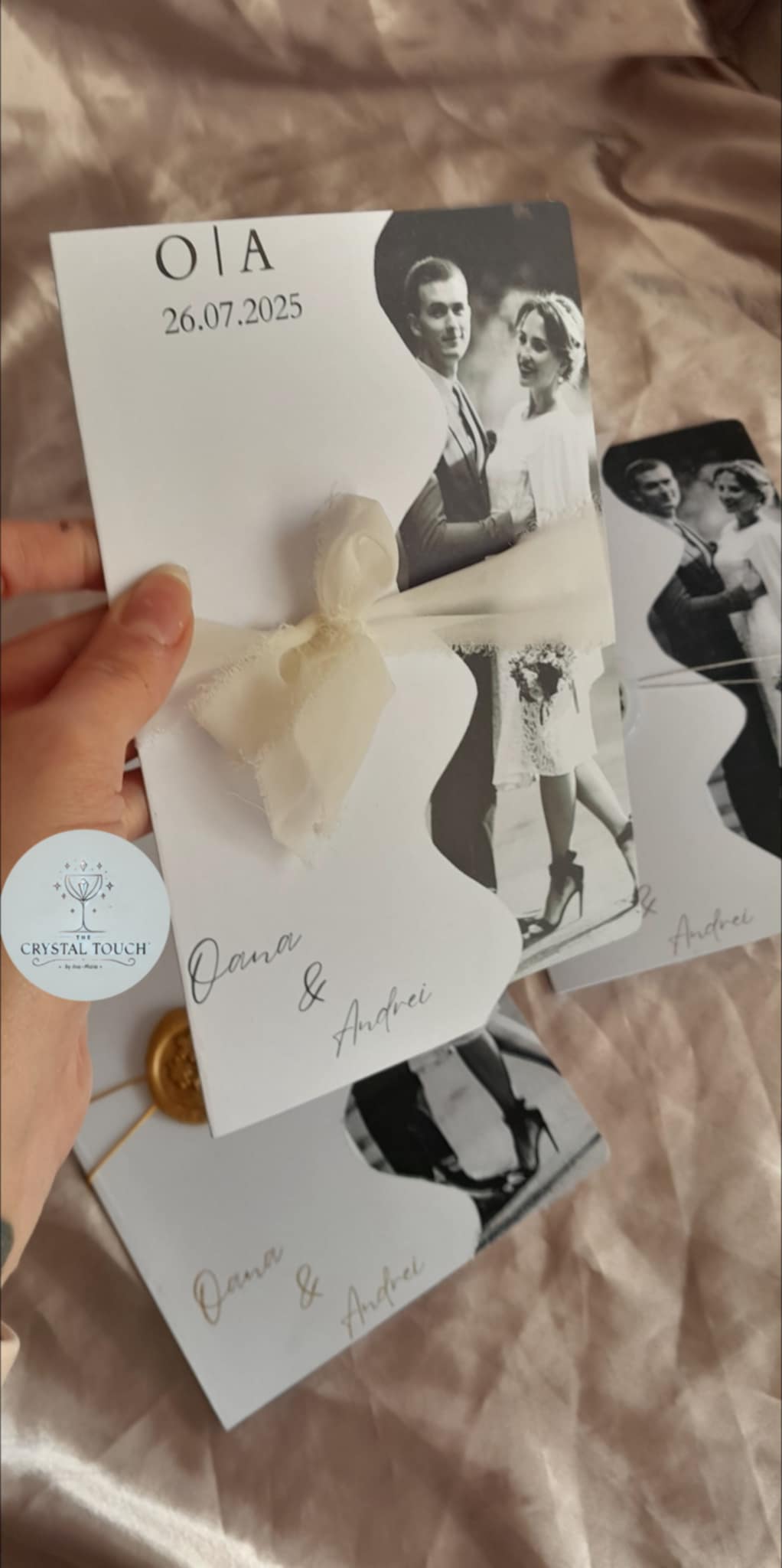 Invitație de nuntă personalizată cu fotografie și decupaj ondulat