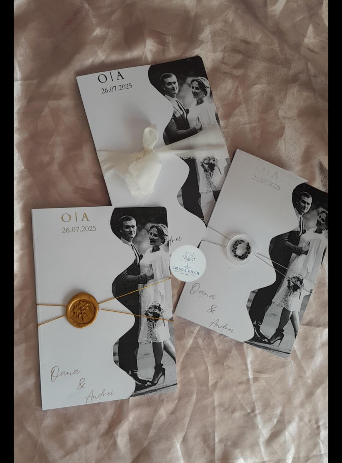 Invitație de nuntă personalizată cu fotografie și decupaj ondulat