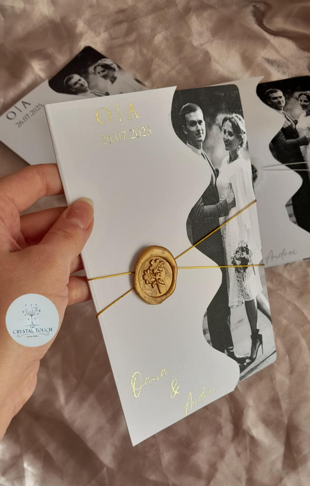 Invitație de nuntă personalizată cu fotografie și decupaj ondulat
