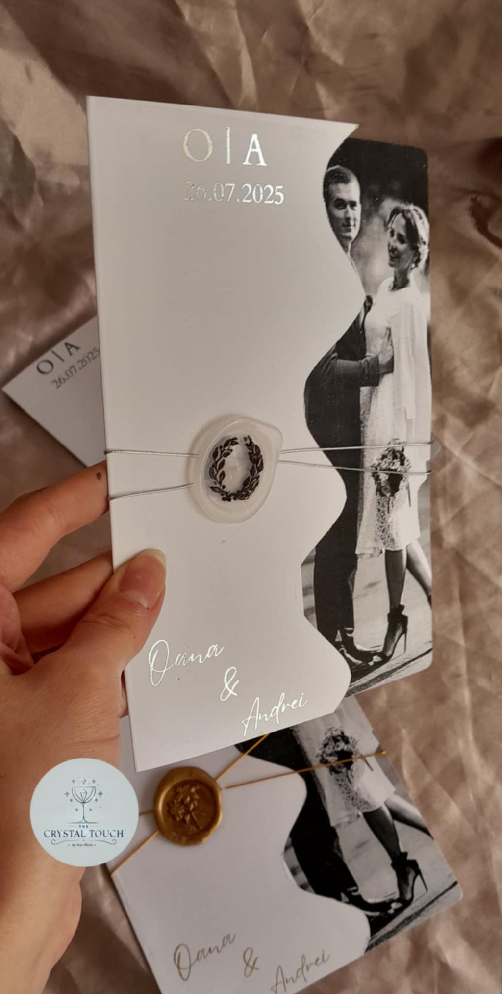Invitație de nuntă personalizată cu fotografie și decupaj ondulat