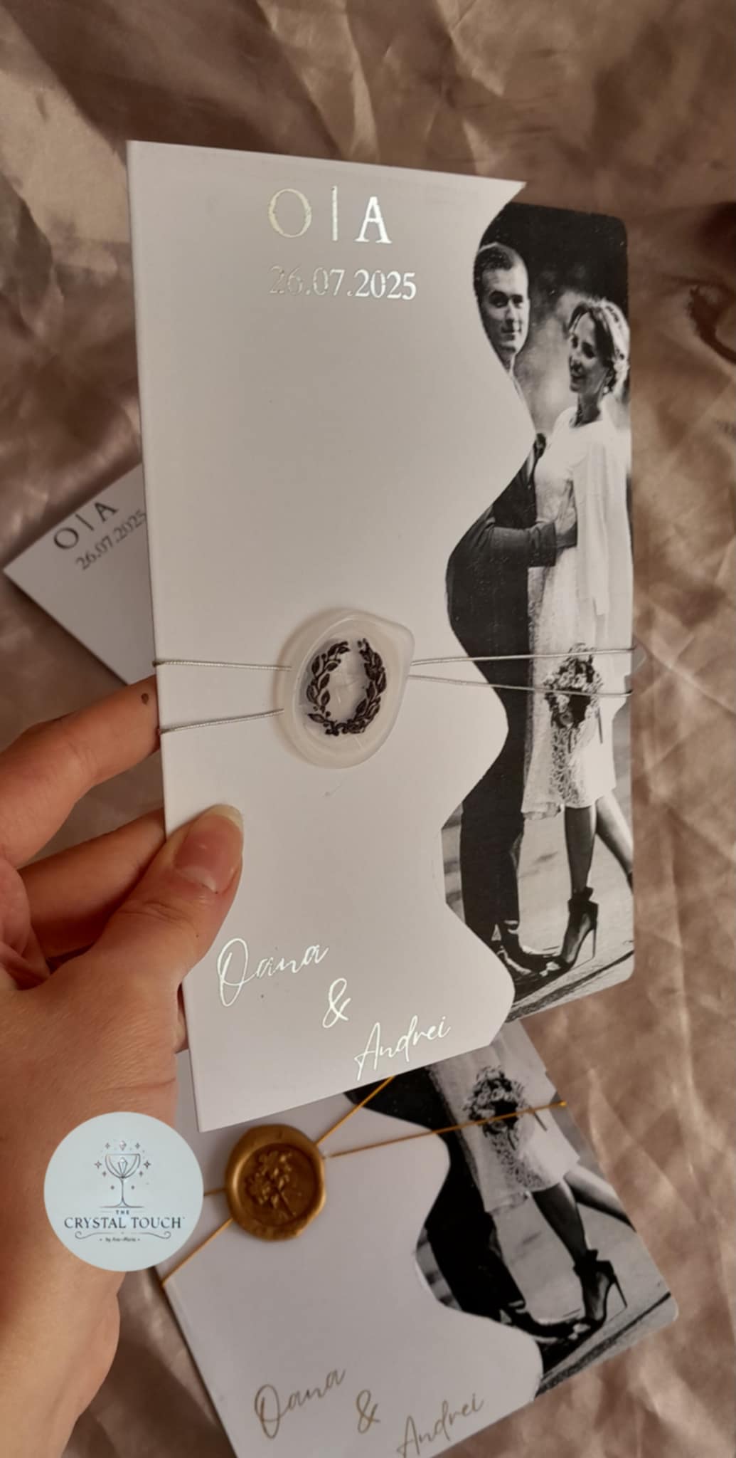 Invitație de nuntă personalizată cu fotografie și decupaj ondulat