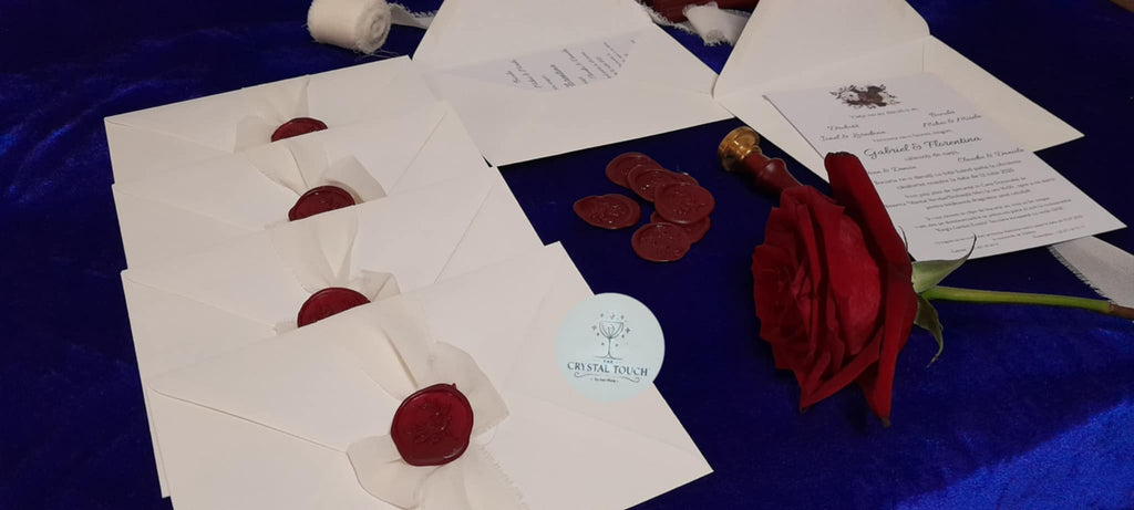 Invitație de nuntă cu plic alb și sigiliu bordo