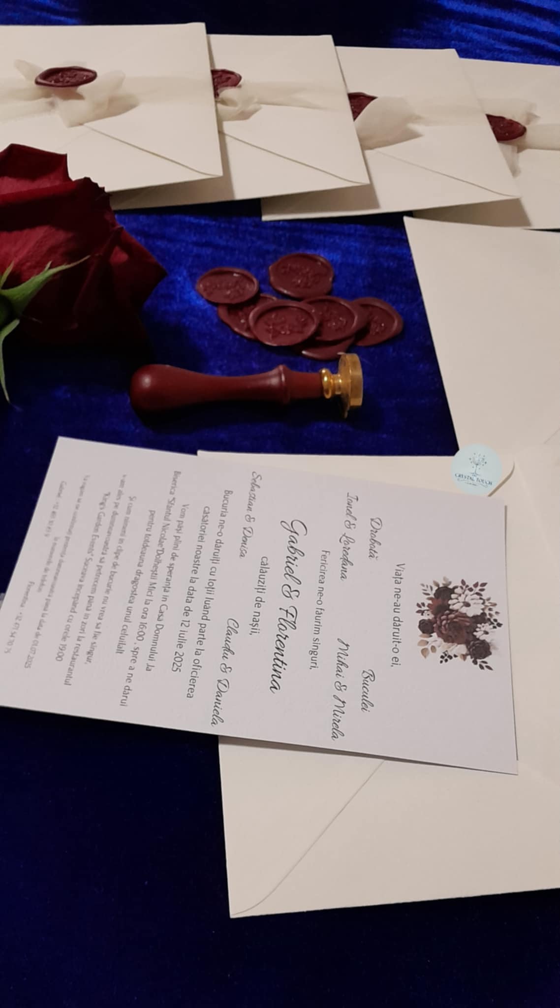 Invitație de nuntă cu plic alb și sigiliu bordo