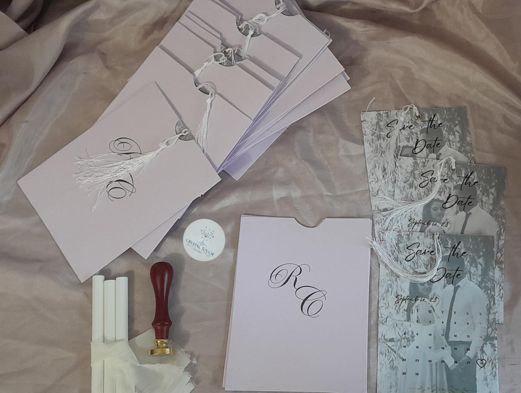Invitație de nuntă cu fotografie, calendar Save the Date și ciucure decorativ