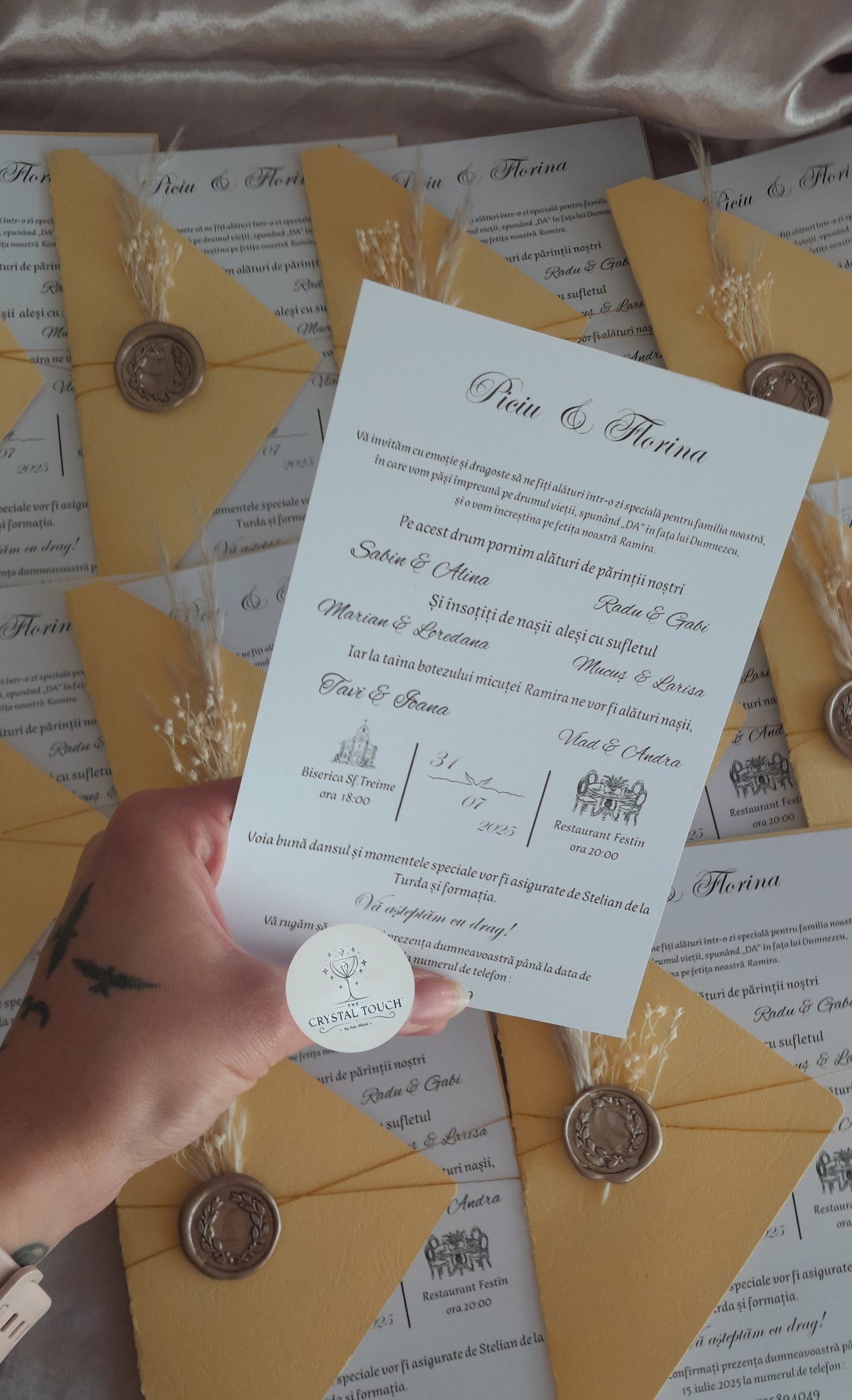 Invitație de nuntă personalizată cu sigiliu și înveliș decorativ