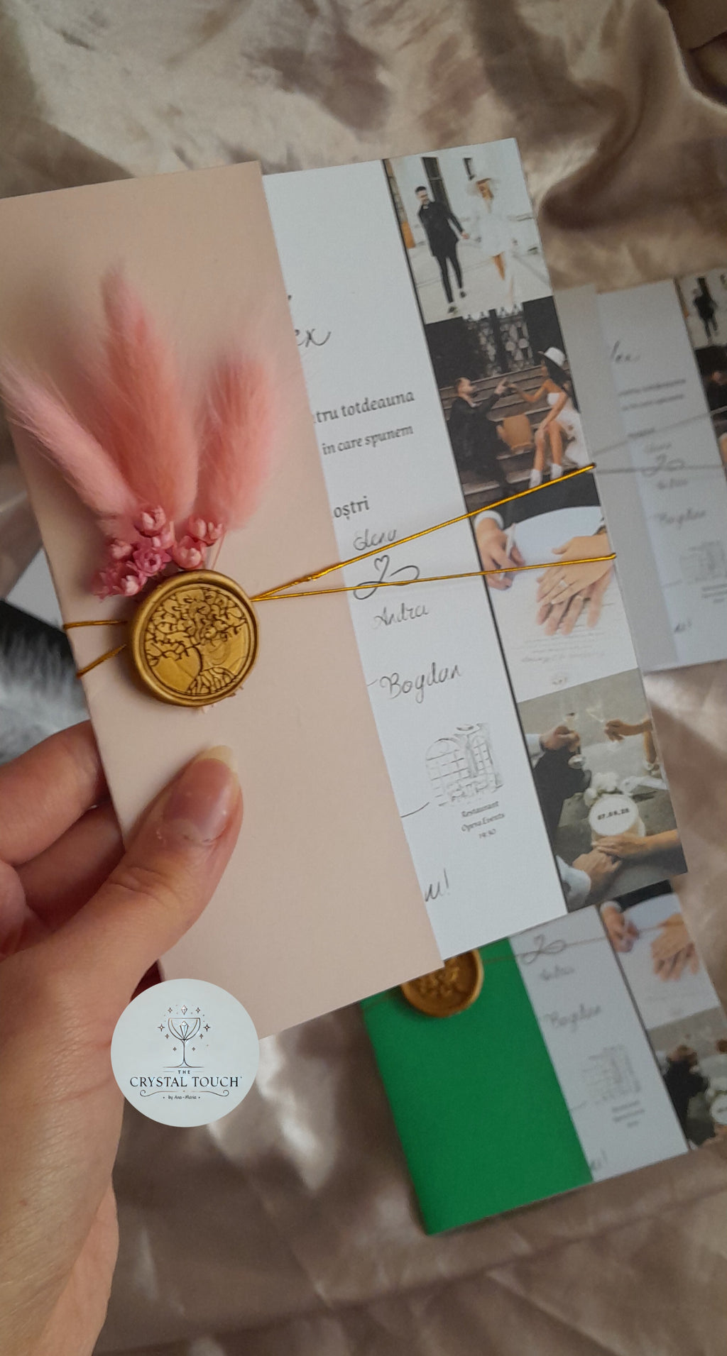 Invitație de nuntă cu colaj foto și sigiliu decorativ