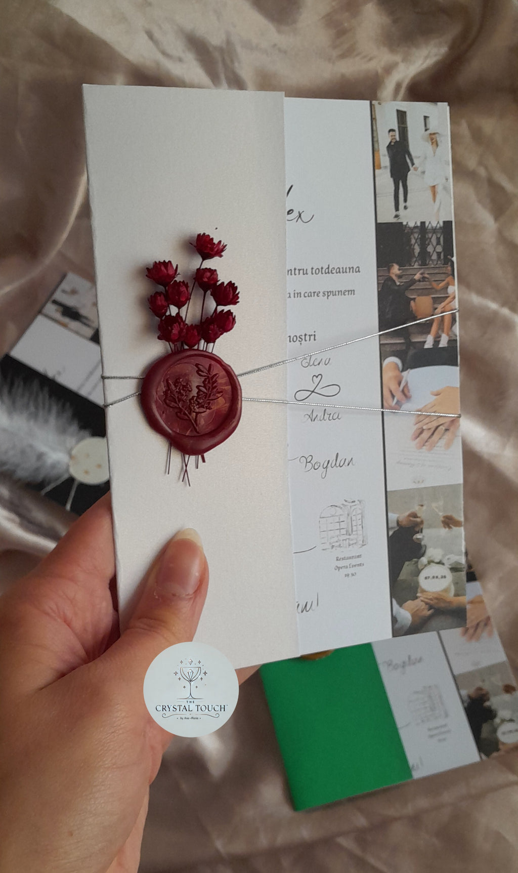 Invitație de nuntă cu colaj foto și sigiliu decorativ
