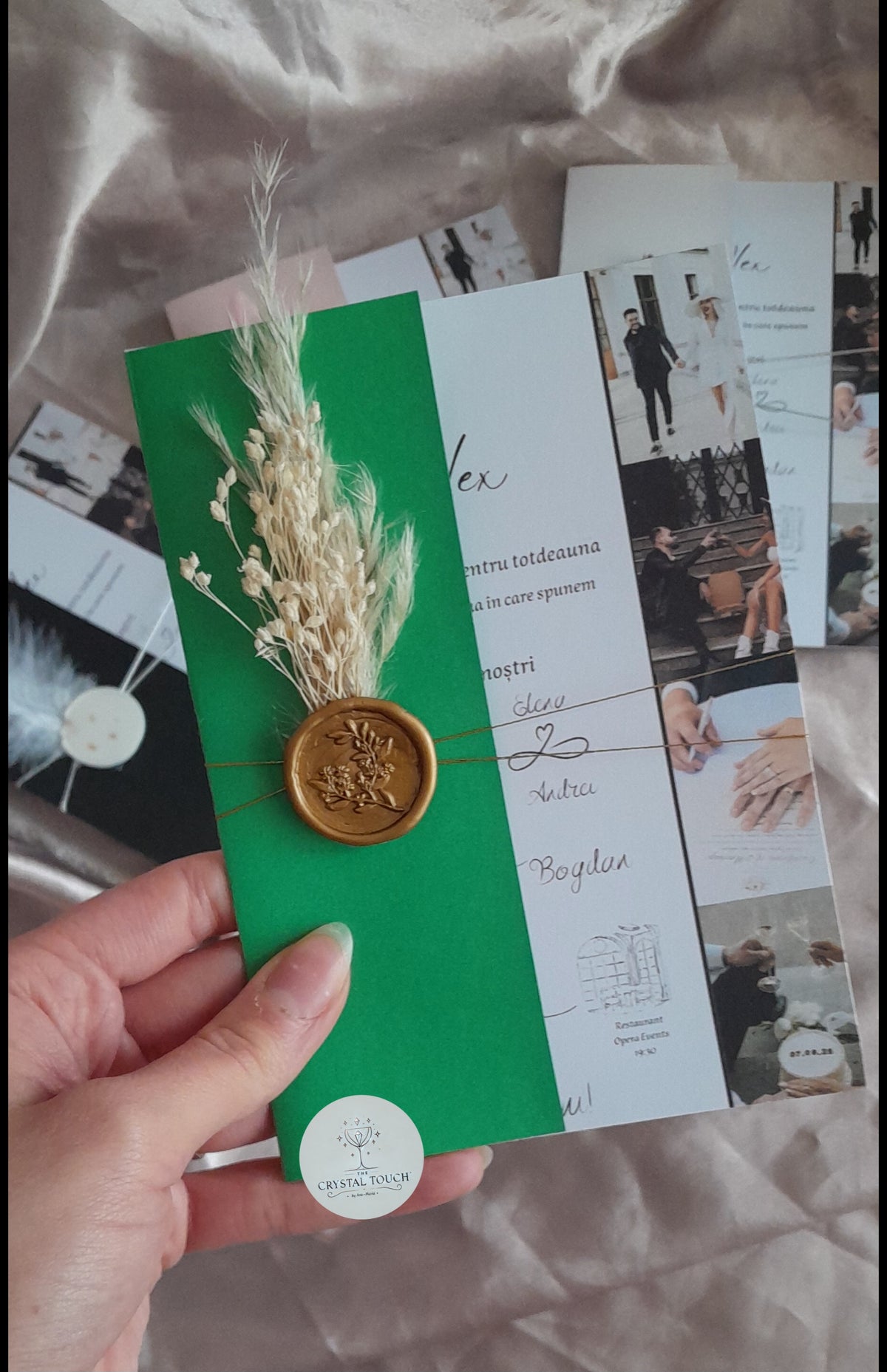 Invitație de nuntă cu colaj foto și sigiliu decorativ