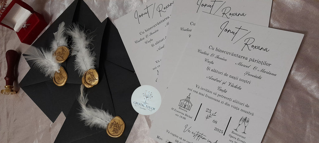 Invitație de nuntă cu plic negru, sigiliu auriu și pană albă