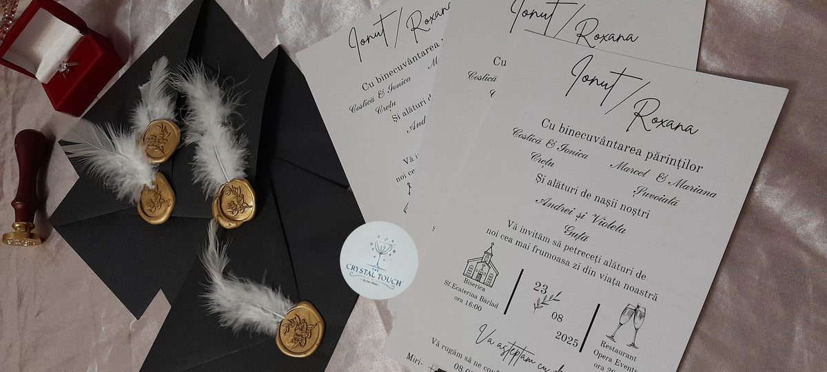 Invitație de nuntă cu plic negru, sigiliu auriu și pană albă