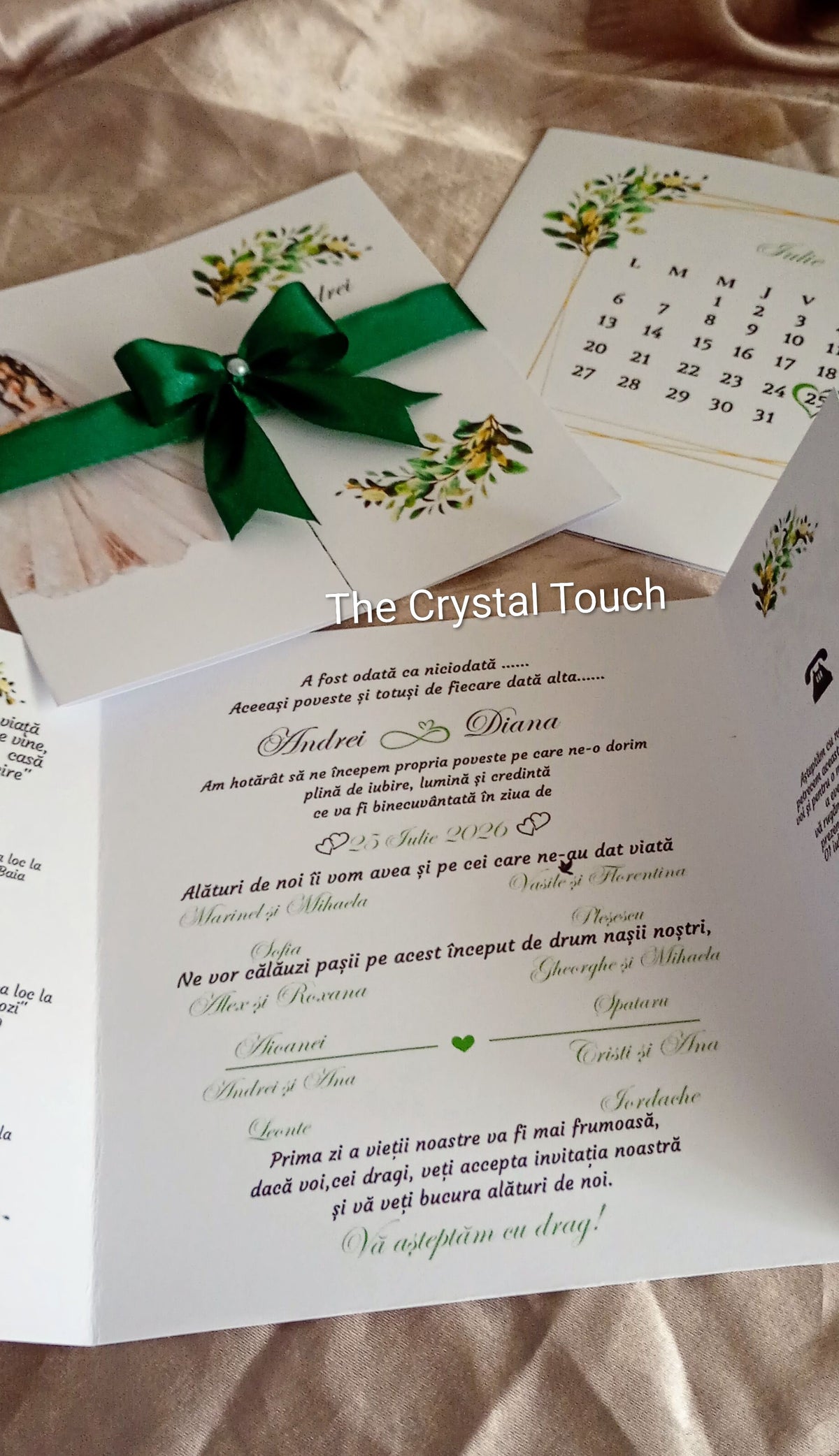 Invitație de nuntă cu fundă verde smarald și calendar personalizat