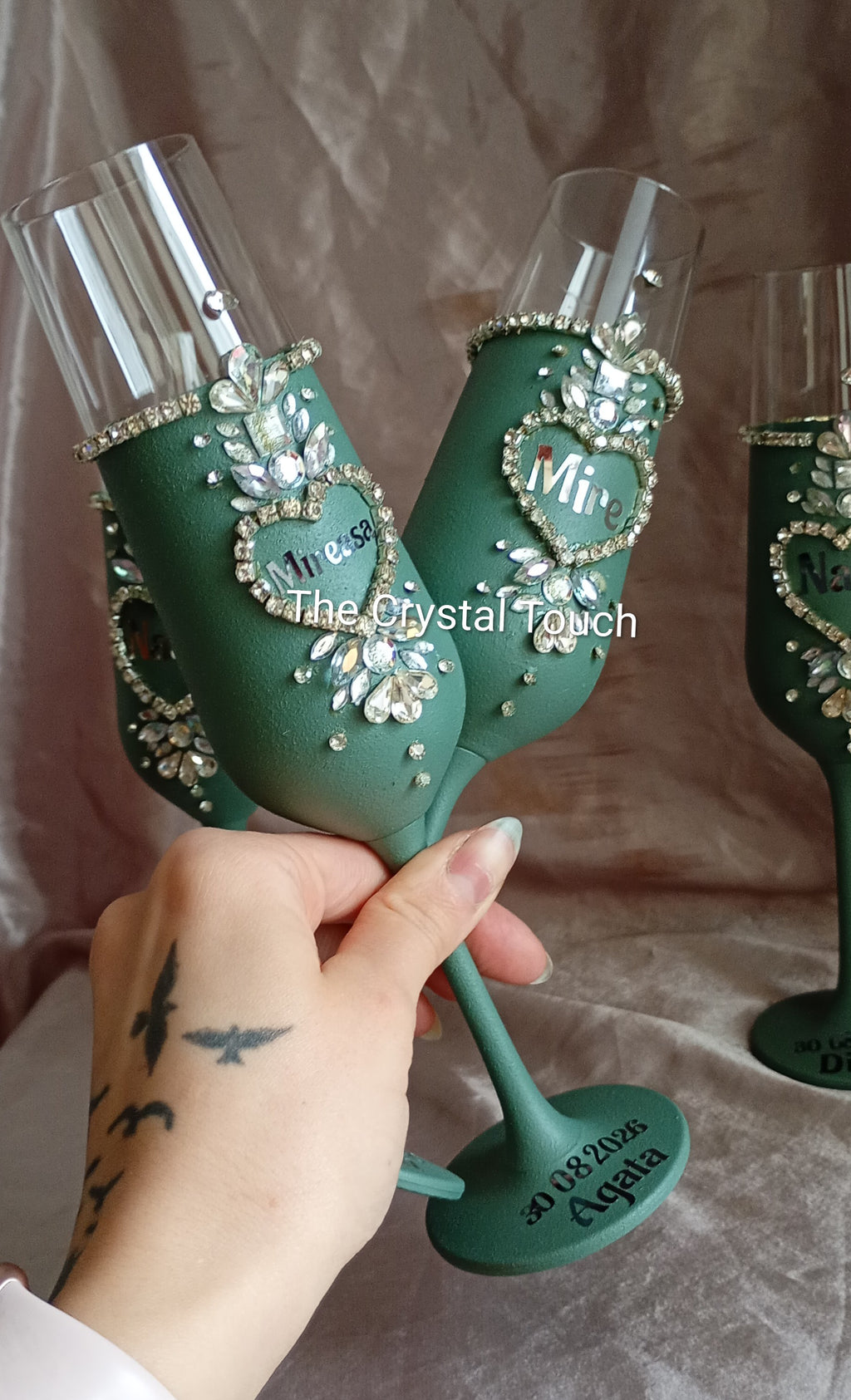 Pahare de nuntă personalizate verde smarald, cu inimioare și strasuri