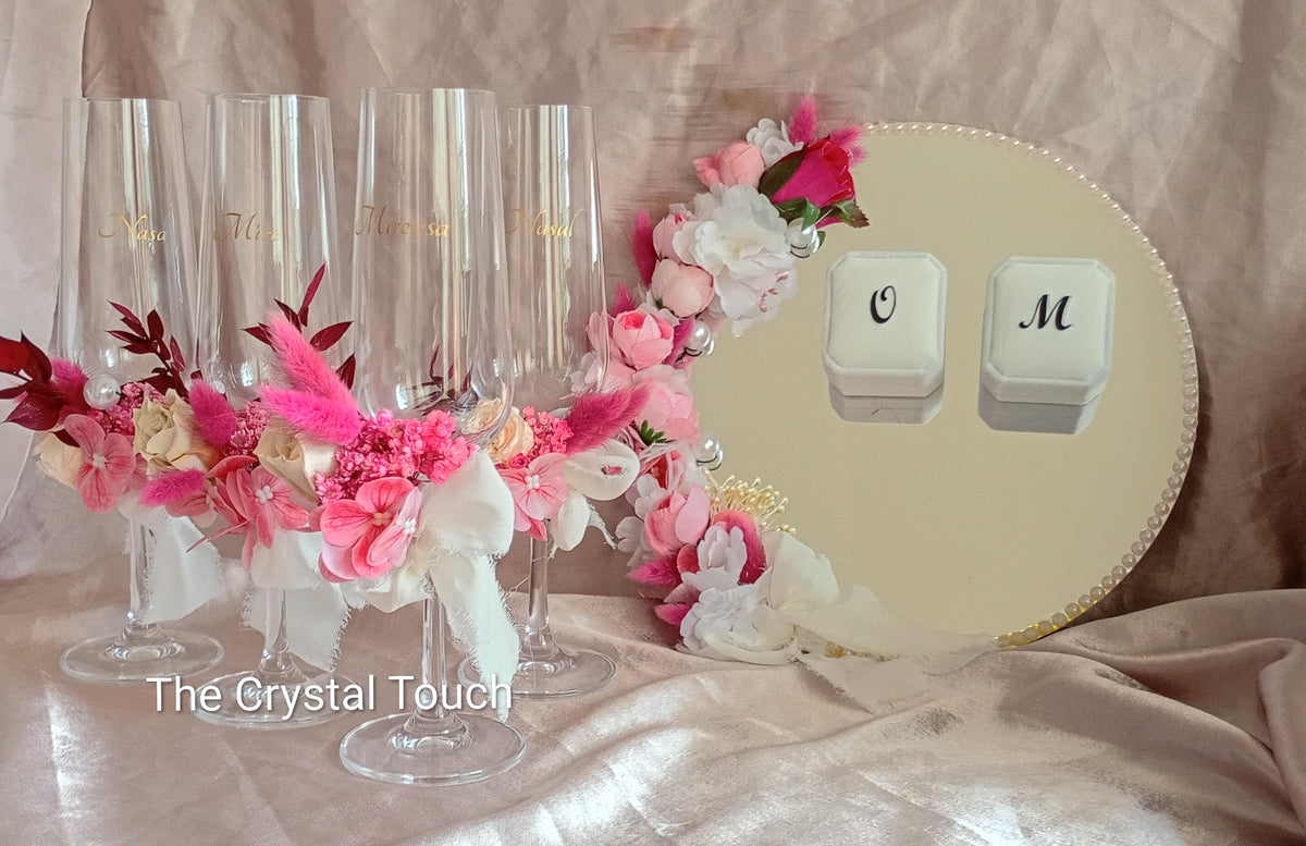 Pahare de nuntă personalizate cu decor floral și funde elegante