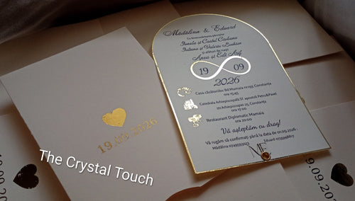 Invitație de nuntă elegantă cu chenar auriu și design arcuit
