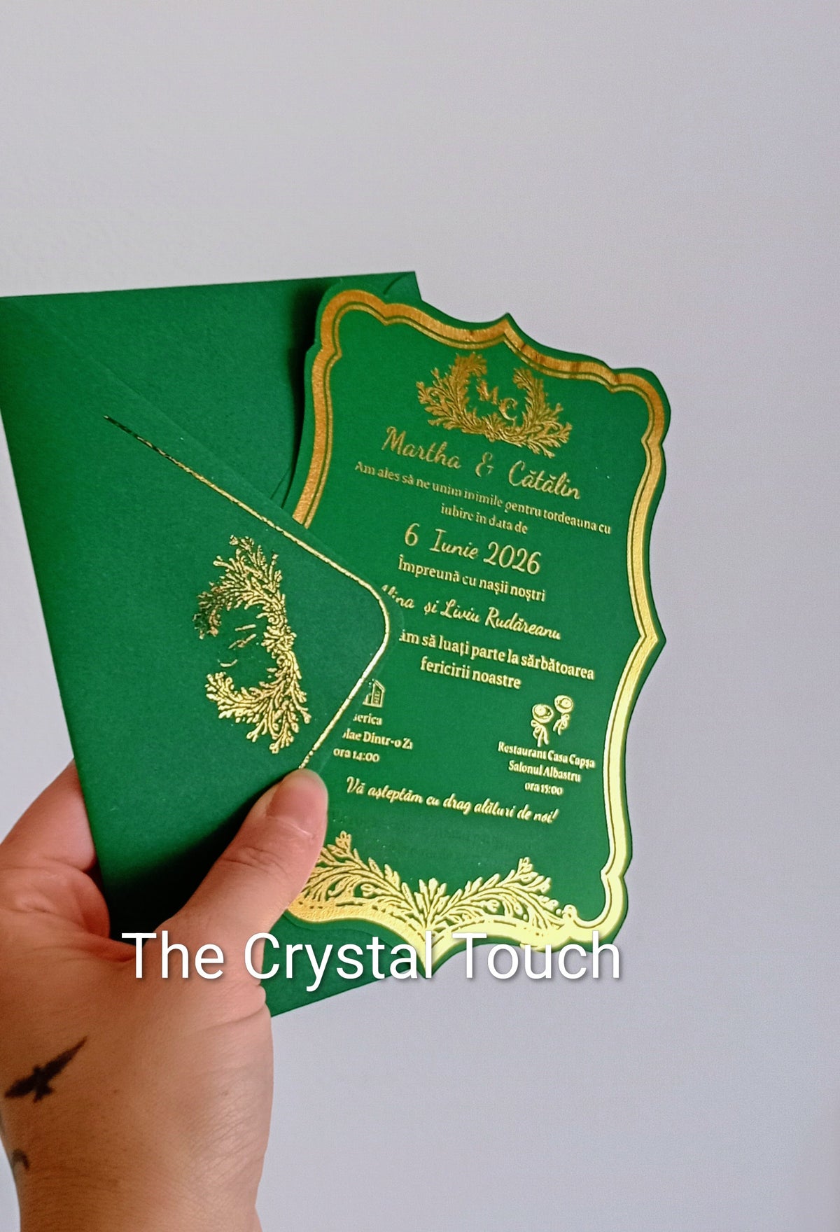 Invitație de nuntă verde smarald cu detalii aurii și design elegant