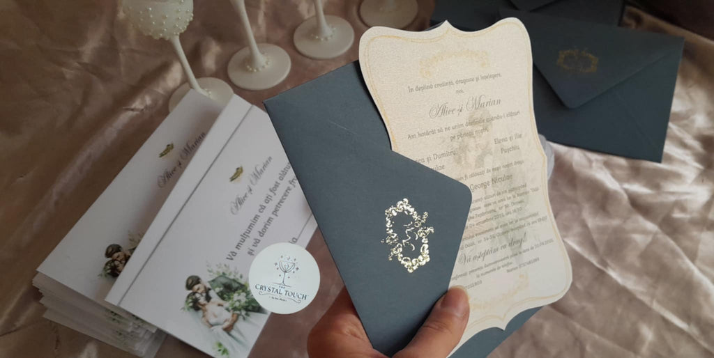 Invitație pentru nunta cu detalii aurii și design elegant