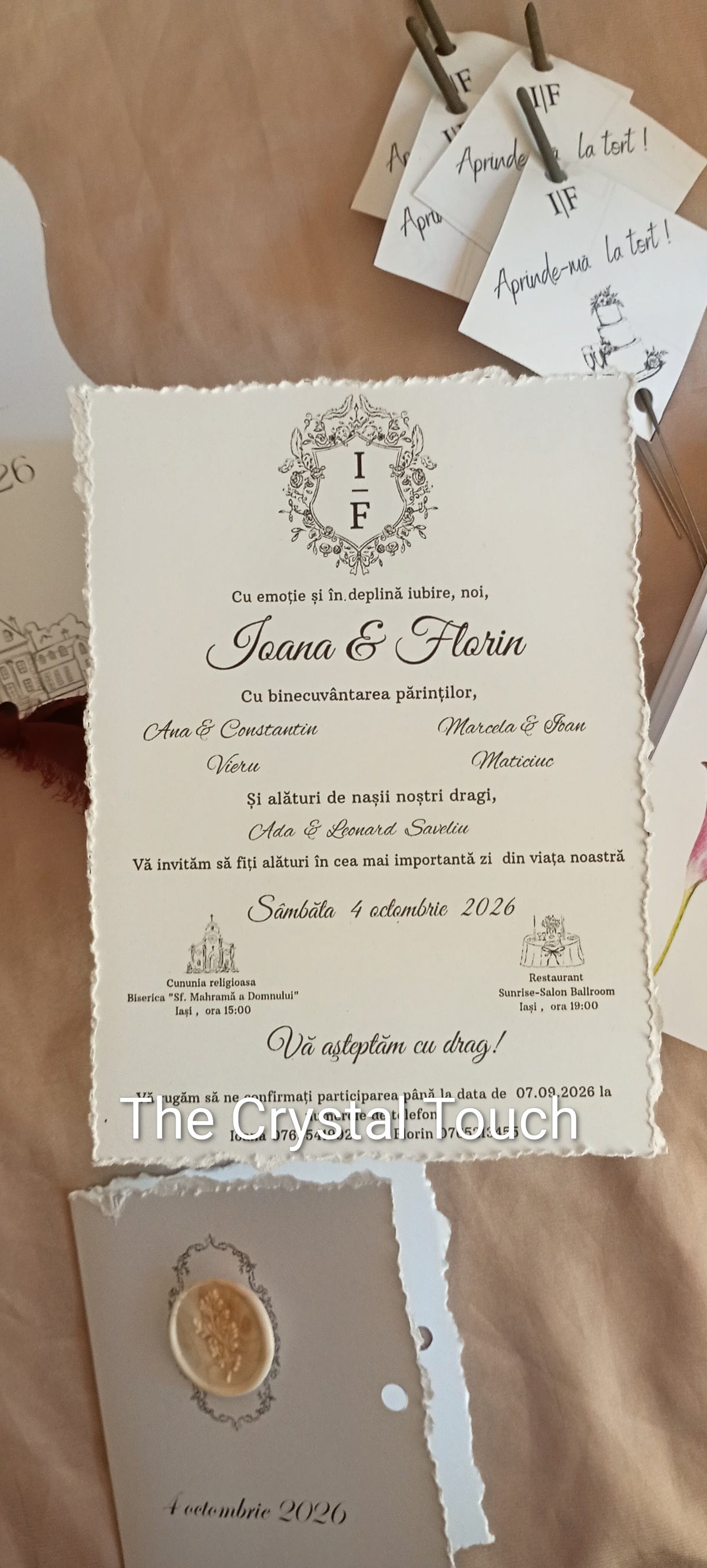Invitație de nuntă cu hârtie texturată, sigiliu și panglică bordo