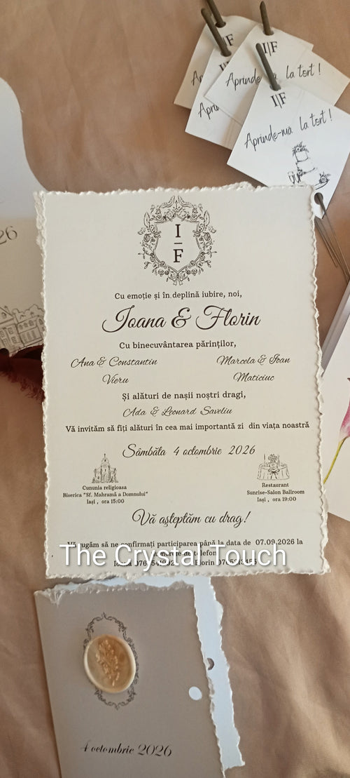 Invitație de nuntă cu hârtie texturată, sigiliu și panglică bordo