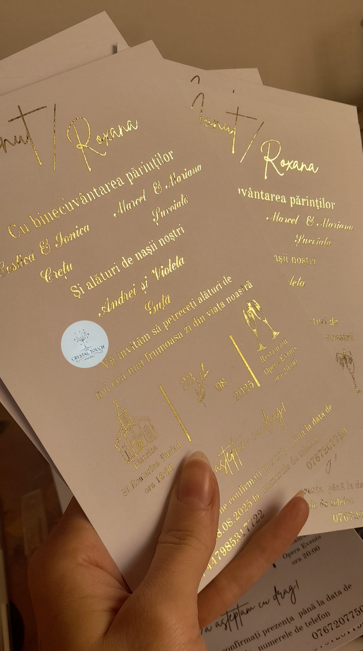 Invitație de nuntă cu copertă colorată, sigiliu și flori naturale