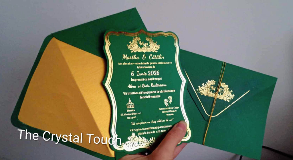 Invitație de nuntă verde smarald cu detalii aurii și design elegant