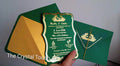 Invitație de nuntă verde smarald cu detalii aurii și design elegant