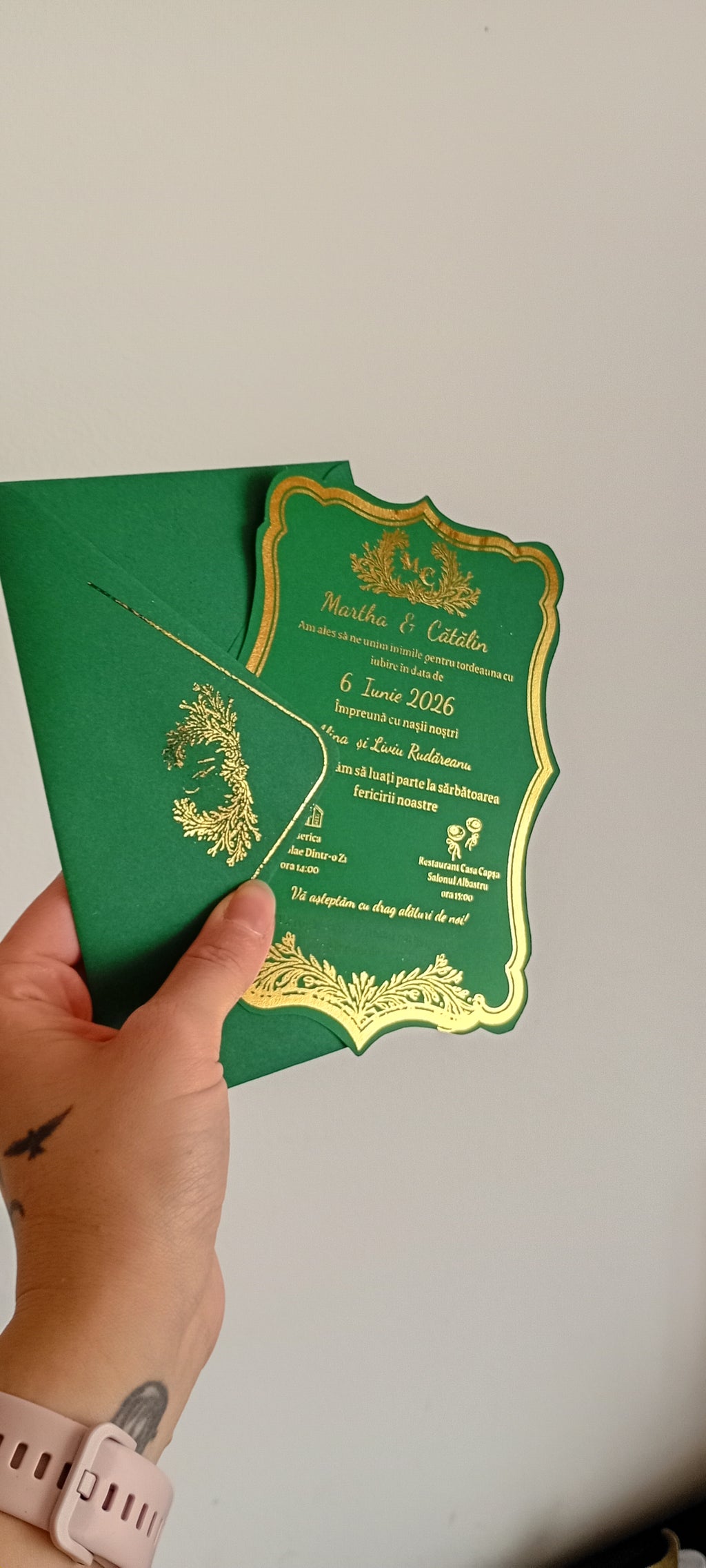 Invitație de nuntă verde smarald cu detalii aurii și design elegant